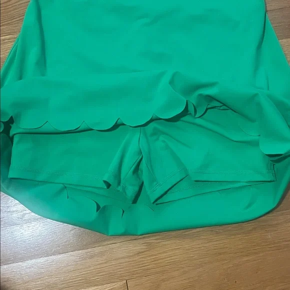 Green Scalloped Hem sports Dress - Picture 2 of 3